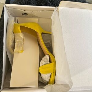 Ashley Stewart 10W yellow gorgeous ankle strap sandals